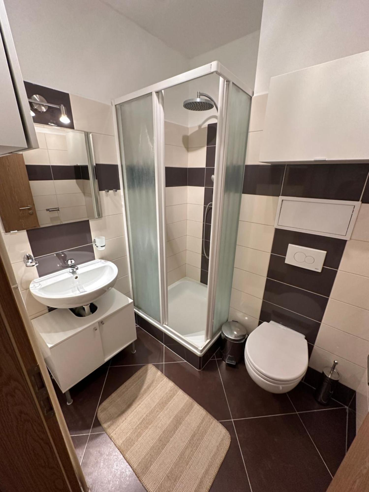 Private Apartment 1Km From Center Bratislava Luaran gambar